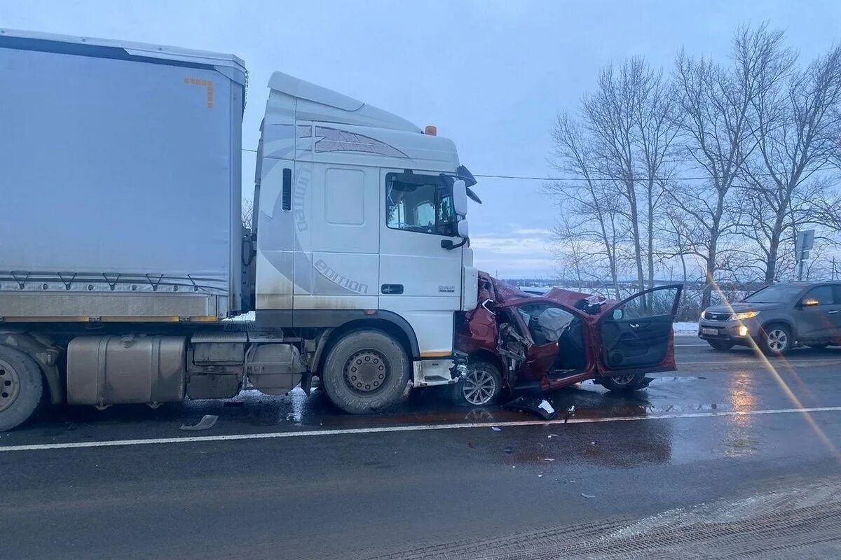 Авария на рязанском шоссе сегодня с фурой. Дтп под рязанью с фурой сегодня. Дтп на трассе м6 каспий. Дтп под рязанью с фурой вчера. Дтп под рязанью с фурой сегодня.