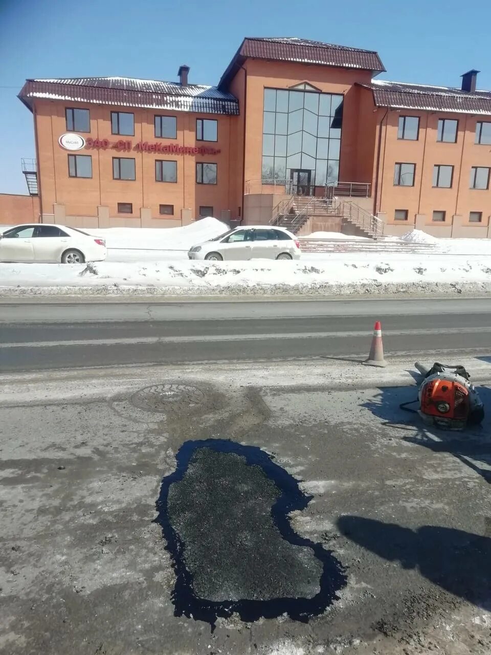 Цнк нижневартовск. Нижневартовск 4 декабря. Лед на оби. Ремонт дорог. Нижневартовский центр национальных культур.