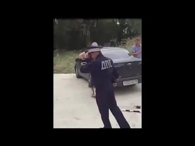 Клип полицейский танцует. Танец полицейских. Короткое видео танец гаишника в участке. Танцующий милиционер итальянец. Полицейские танцуют в лифте.