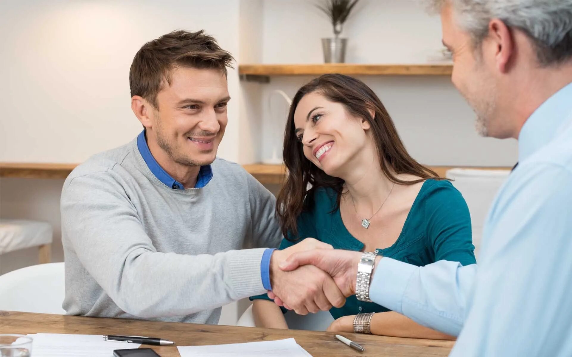 Счастливая восточная семья. Выбор квартиры. Консультирование клиентов. Your agent s. Счастливые люди в новой квартире.