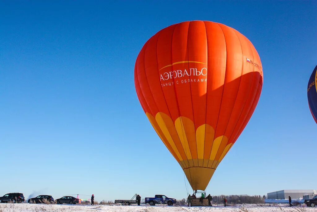 На воздушном шаре минск. Большой воздушный шар. Воздушный шар мандаринового цвета. Большой оранжевый воздушный шар. Гелиевые аэростаты.