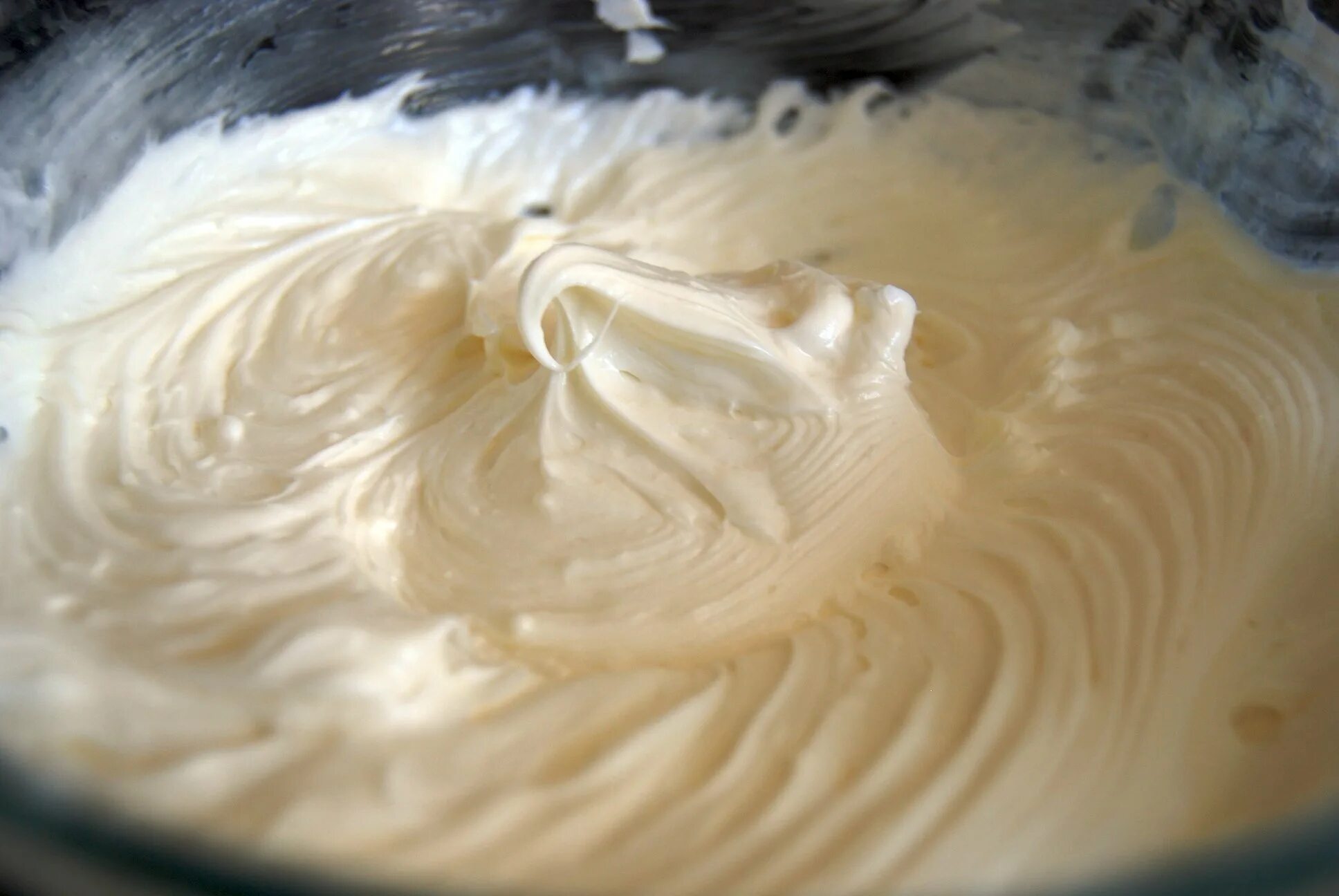 Творожная тесто и творожный крем. Взбитый крем чиз. Крем чиз приготовление. Крем для торта из творожного сыра и сгущенки. Заварной крем с творожным сыром.