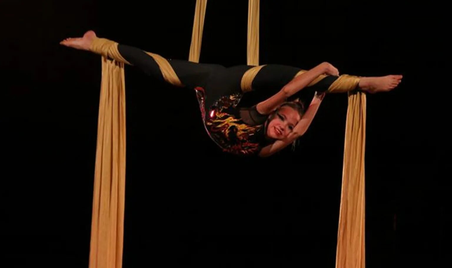 Цирк дю солей воздушные гимнасты. Акимов сергей гимнаст. Костюм для циркового выступления. Жонглер марина барташова. Дочь циркача.