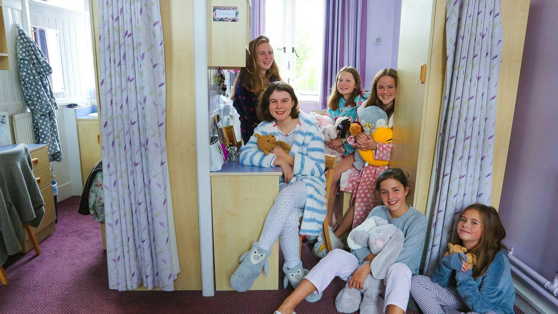 Mary is in school. Американская школа. Mary's high school. Старшая школа в сша. Chonnikan netjui girl from.