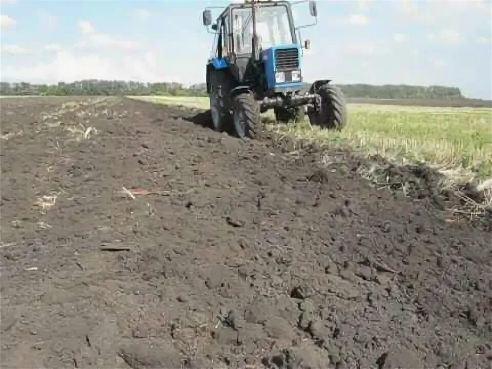 Движение трактора при вспашке