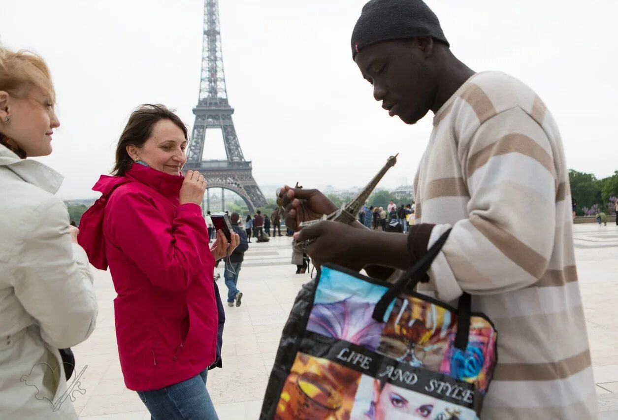 Потомки французских эмигрантов составляют значительную часть населения. Население Парижа 2021. Негры в Париже. Африканцы в Париже. Афроамериканцы в Париже.