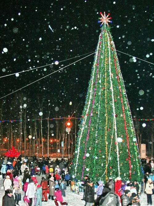 Конгресс холл уфа ночью. Конгресс холл елка 2023. Елка на горсовете в уфе 2022. Новогодние украшения в уфе. Конгресс холл елка 2023.