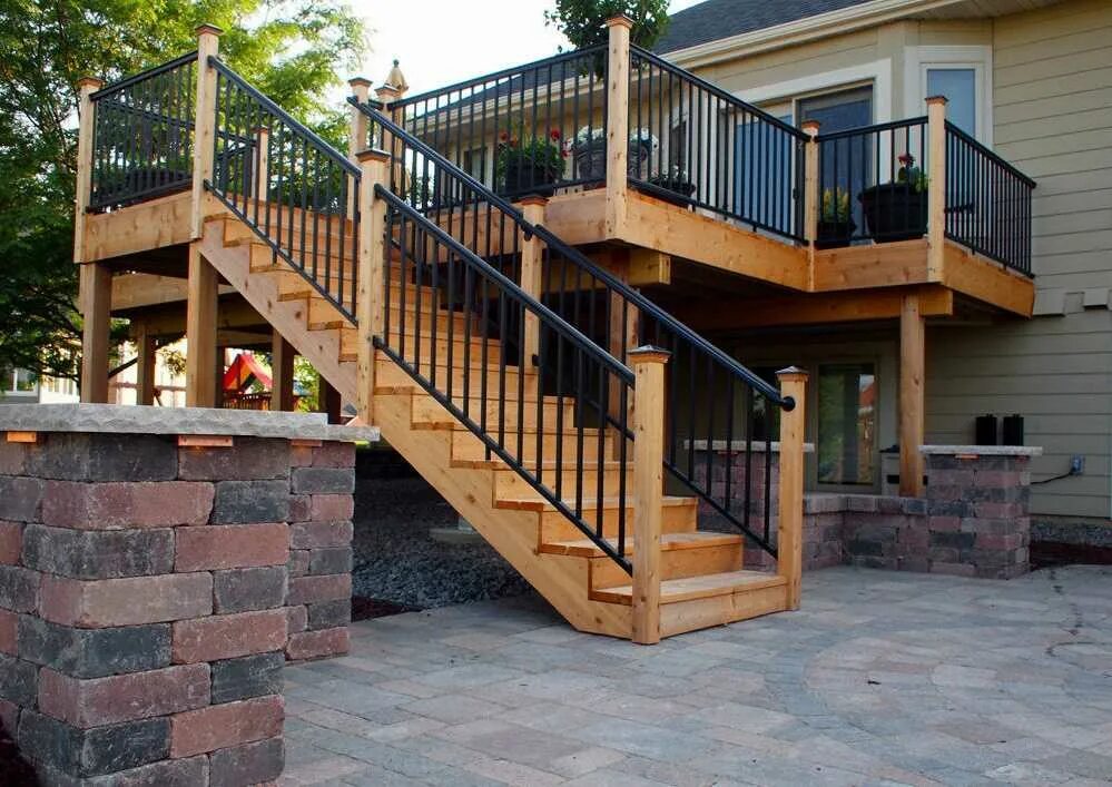 Наружная лестница. Уличная лестница. Уличная деревянная лестница. Лестница на террасу.