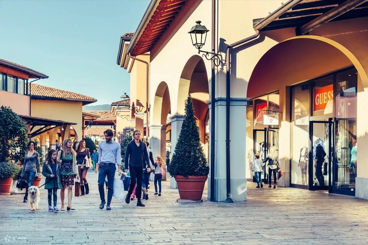 Outlet village магазины. Franciacorta Outlet Village. Бари аутлет Вилладж. Adidas аутлет Виладж.