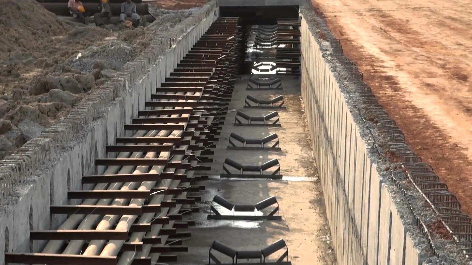 Ряд траншей. Cable trench. защита кабеля кирпичом в траншее. кирпич для кабельных траншей. траншея под кабель.