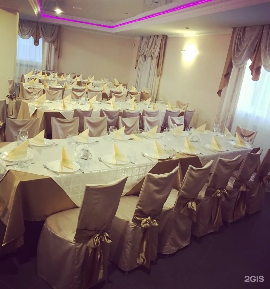 Шашлычный городок саратов на танкистов. Шашлычный городок саратов. Шашлычный городок саратов ул. Кафе в саратове шашлычный городок. Кафе неон саратов танкистов.