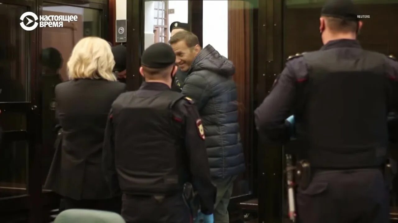 Навальный в списке экстремистов. Навальный в суде. Навальный за стеклом. Навальный прибыл в Москву. Навальный в суде улыбается.