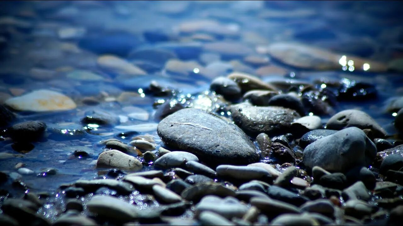 Песни камень и вода. Галька в воде. Морские камни и вода. Камешки в воде. Мокрый камень.