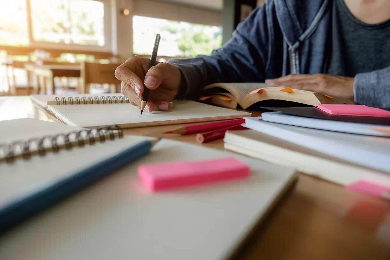 Work homework. Учеба картинки. homework фон. учеба крупный план. англичанин пишет.