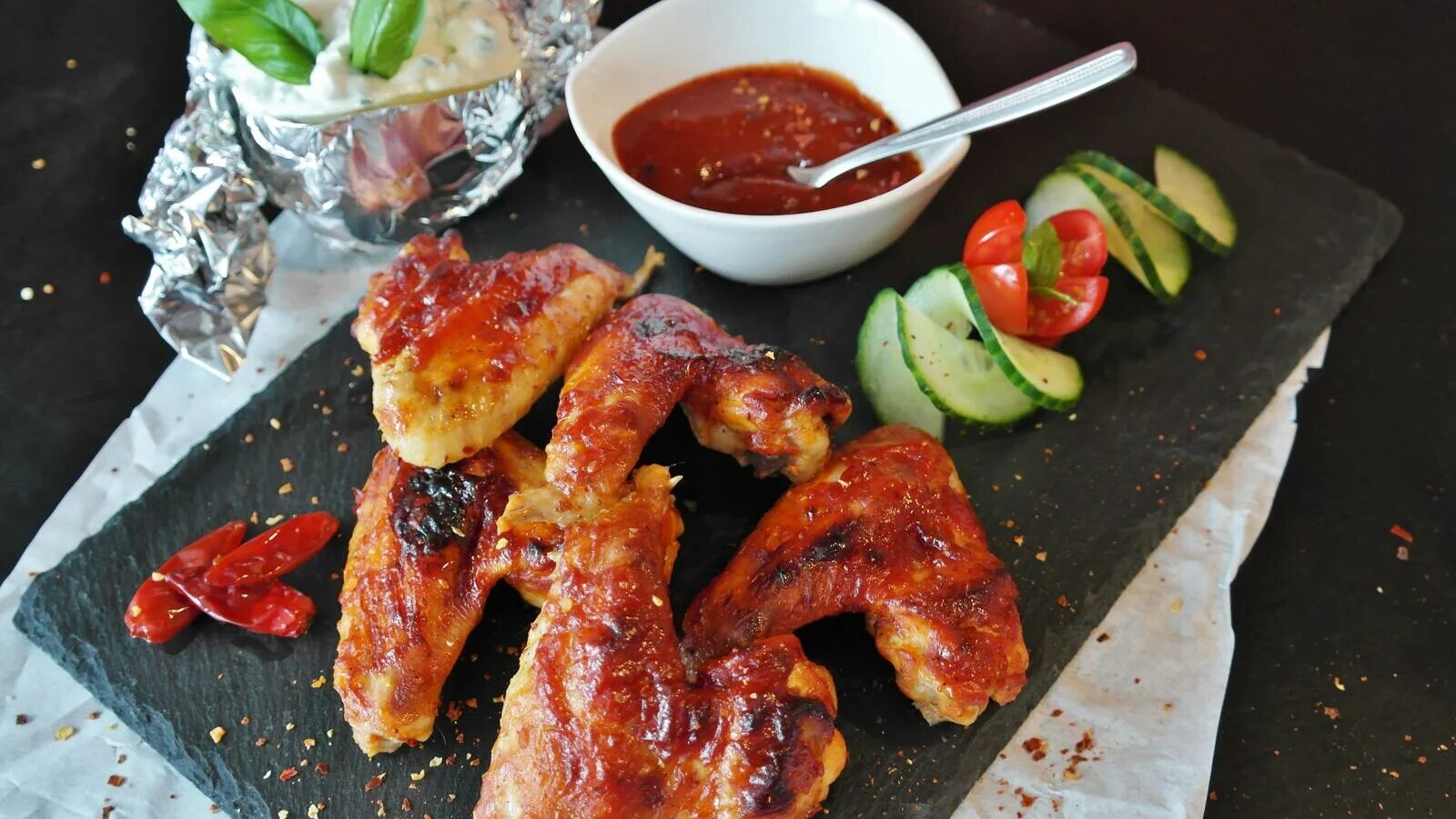 Шашлык куриные крылышки рецепт. Куриные крылышки bbq. крылья барбекю. куриные крылышки на мангале. куриные крылья барбекю.