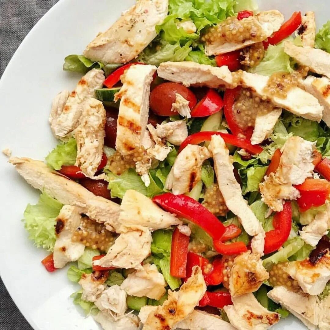 Салат из грудки курицы простой рецепт. Салат с куриной грудкой. тёплый салат с куриной грудкой. салат куриная грудка. салат с курицей и овощами.