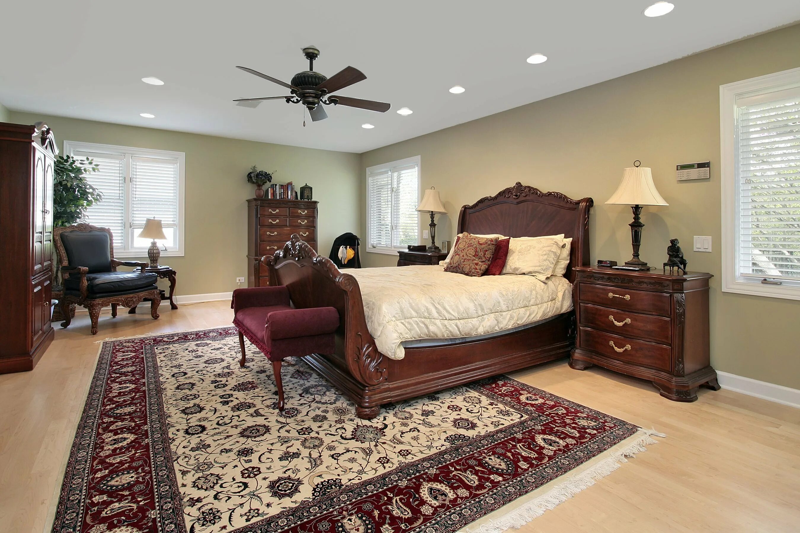 Комната коричневая мебель. Бордовый ковер в интерьере. Ковер в спальню. Ковры в спальне в интерьере. Коричневая мебель в интерьере.