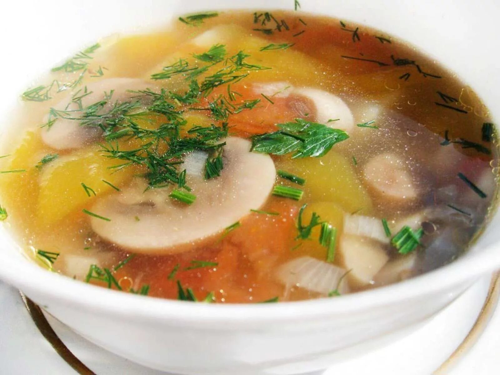 Бульон из окорочков. Грибной суп из шампиньонов с картофелем. Суп грибовница. Суп консоме грибной. Суп картофельный с грибами.