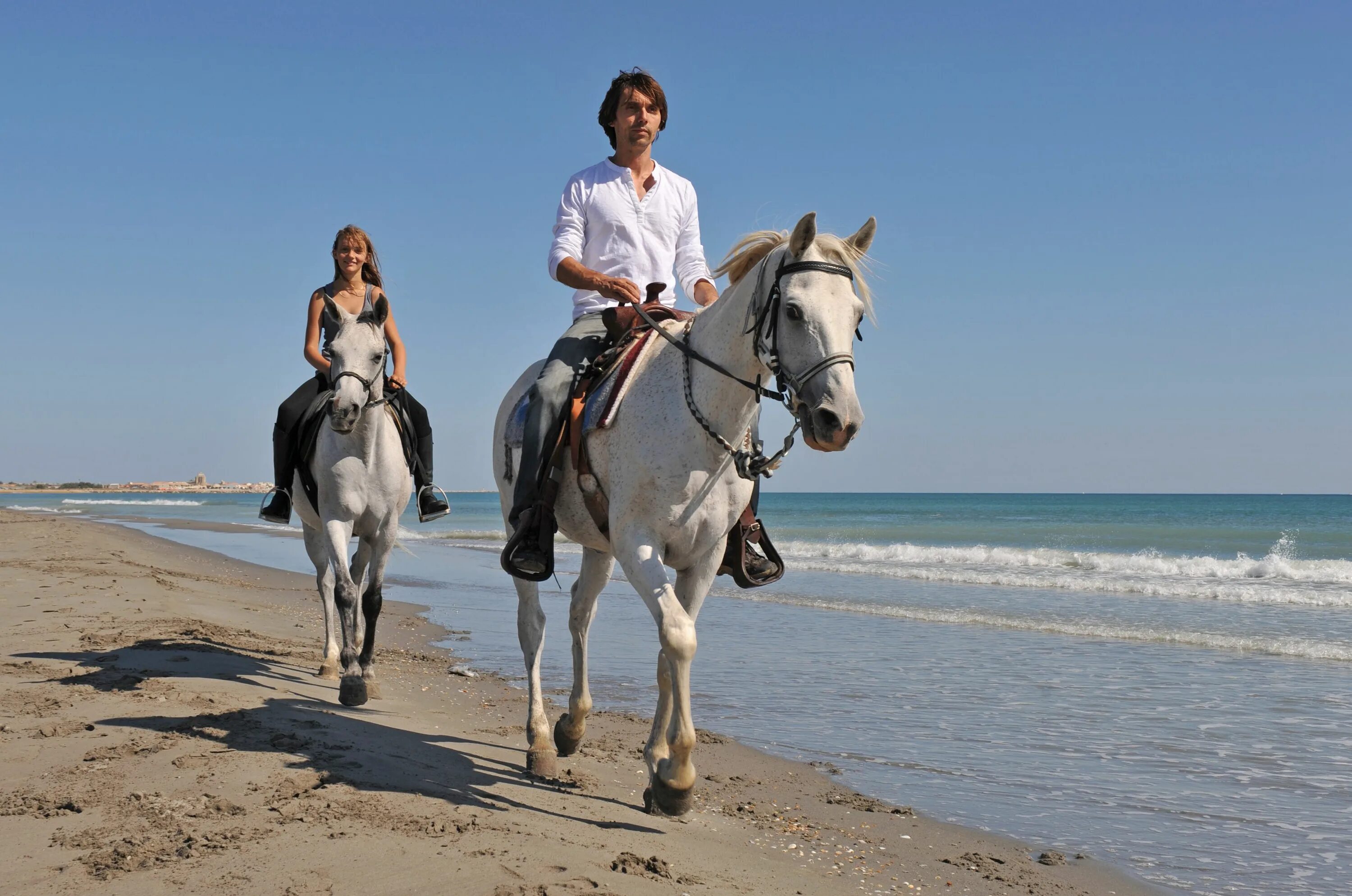 Riding around. Прогулки на лошадях по берегу моря. Прогулка на лошадях у моря. Конная прогулка пляж. Лошадь на пляже.