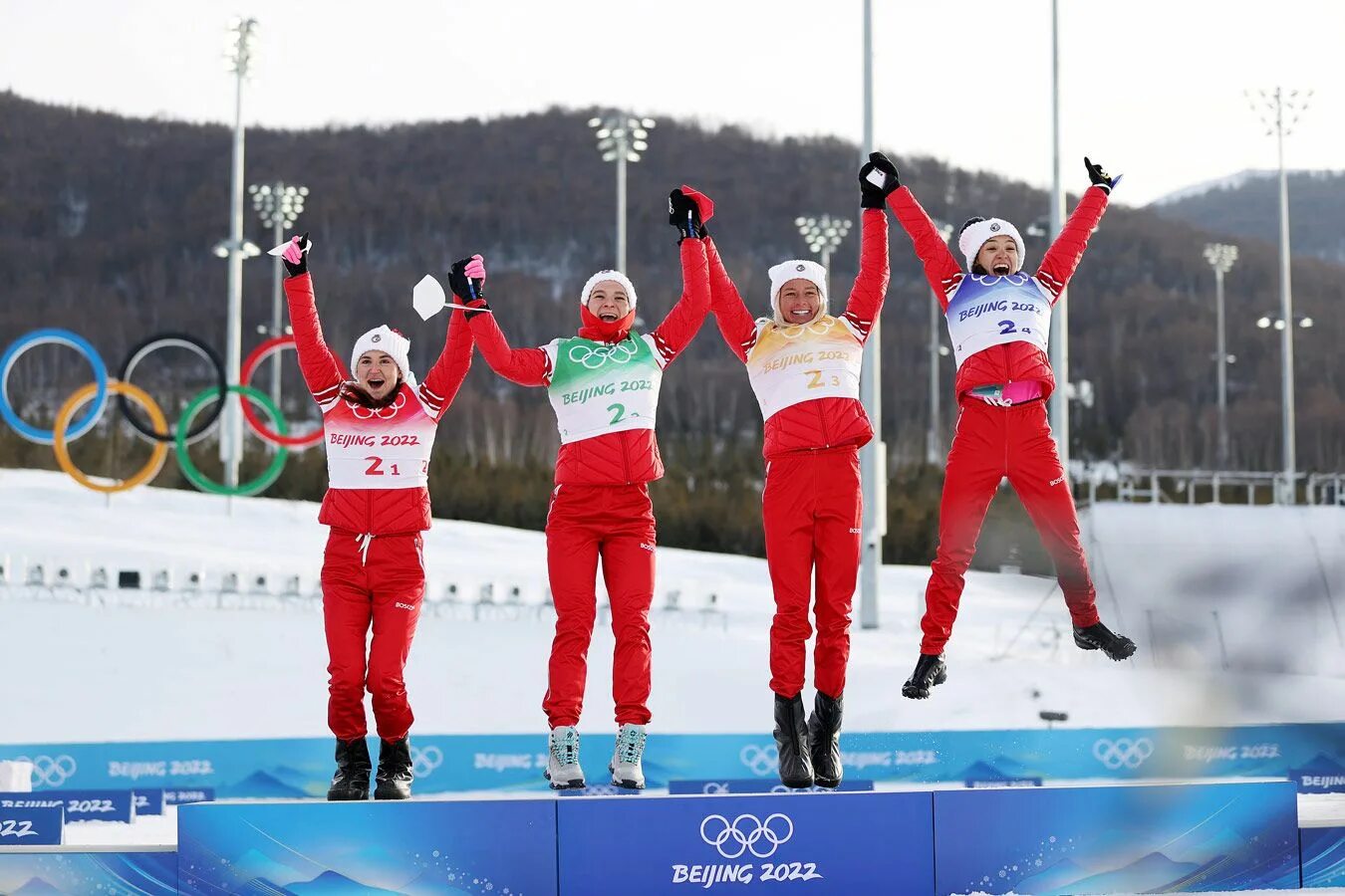 Награждение лыжников. Лыжные гонки на зимних олимпийских играх 2022. Выиграли эстафету. Шипулин сочи 2014 эстафета. Лыжные гонки пекин 2022.