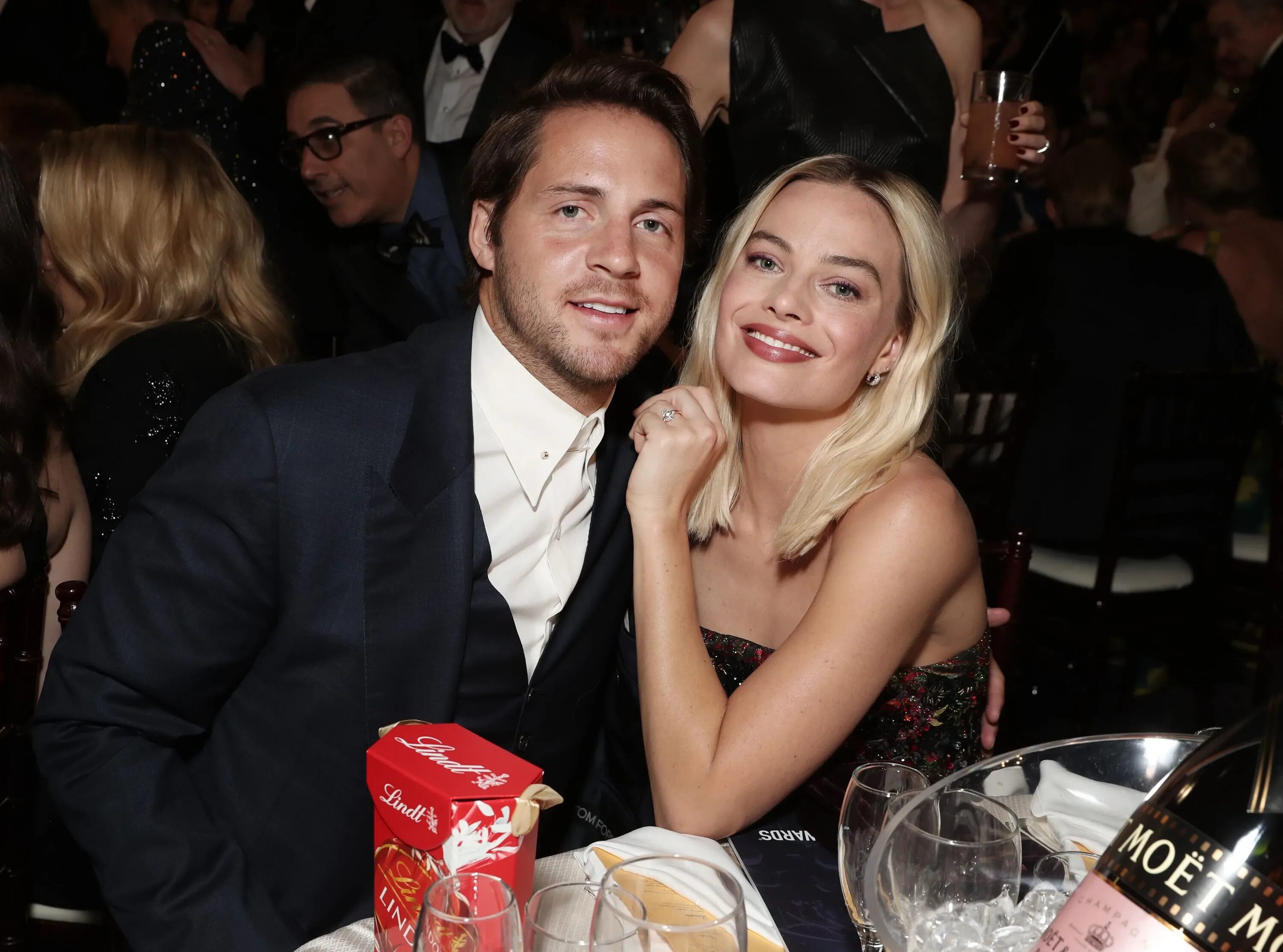 Том аккерли и марго. Margot robbie tom ackerley. муж марго робби том - том акерли. том акерли и марго робби. марго робби и муж том акерли.