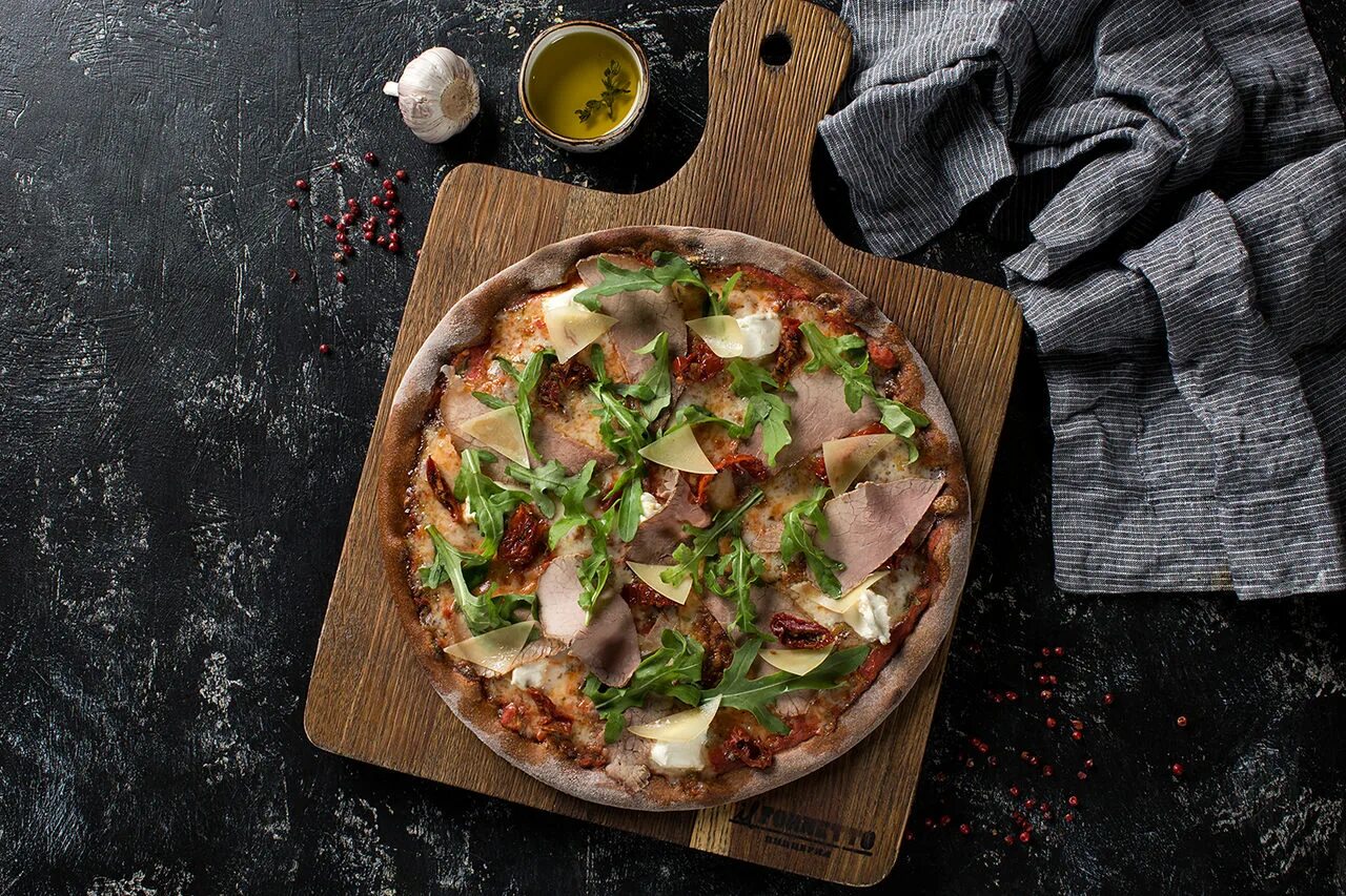 Пицца из ржаного теста. Пицца из ржаной муки. Пицца на ржаном тесте. Диетическая пицца. Пицца из ржаной муки.