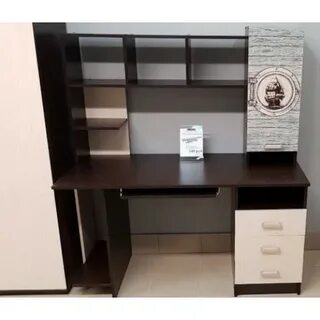 Компьютерный стол много мебели