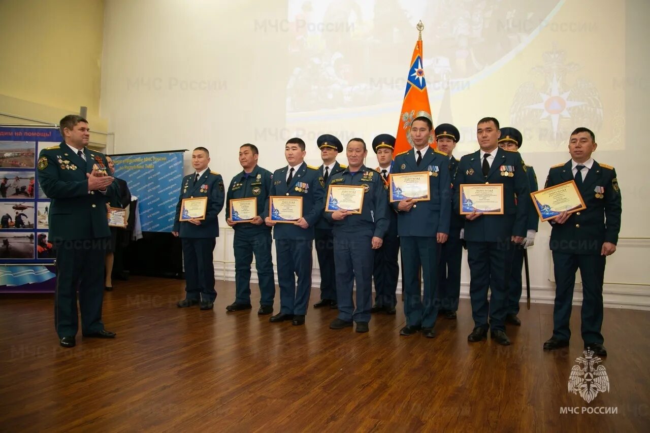 Торжественные мероприятия мчс день спасателя. Концерт день спасателя. Начальник мурманской таможни. День спасателя. Концерт день спасателя.