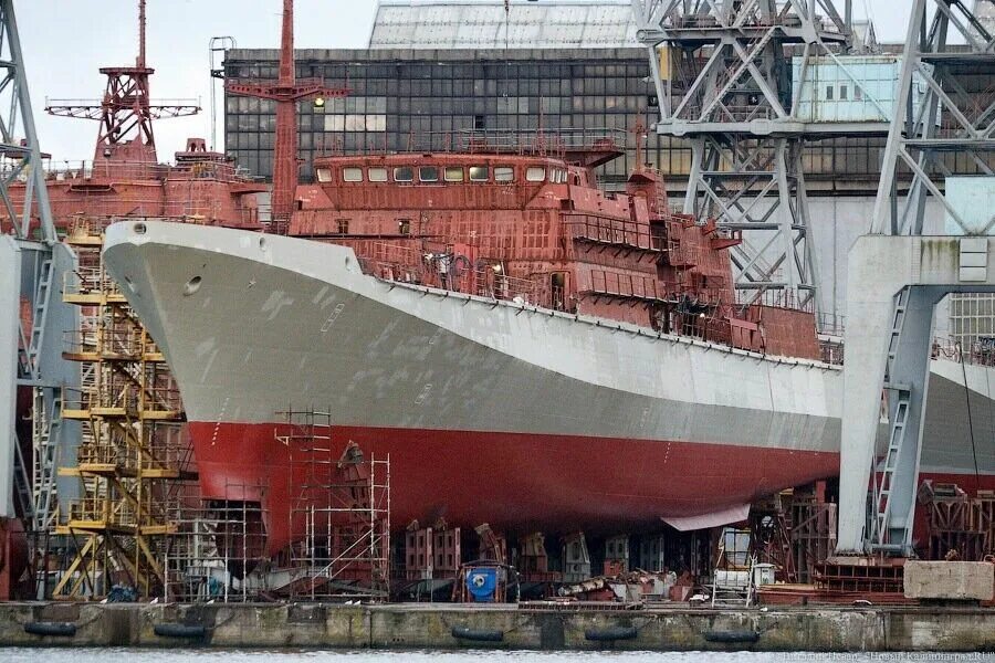 Завод судостроения янтарь калининградской области. Судостроительный комбинат калининград. Судостроение в калининграде. Воевода корабль янтарь проект 23700. Завод янтарь калининград.