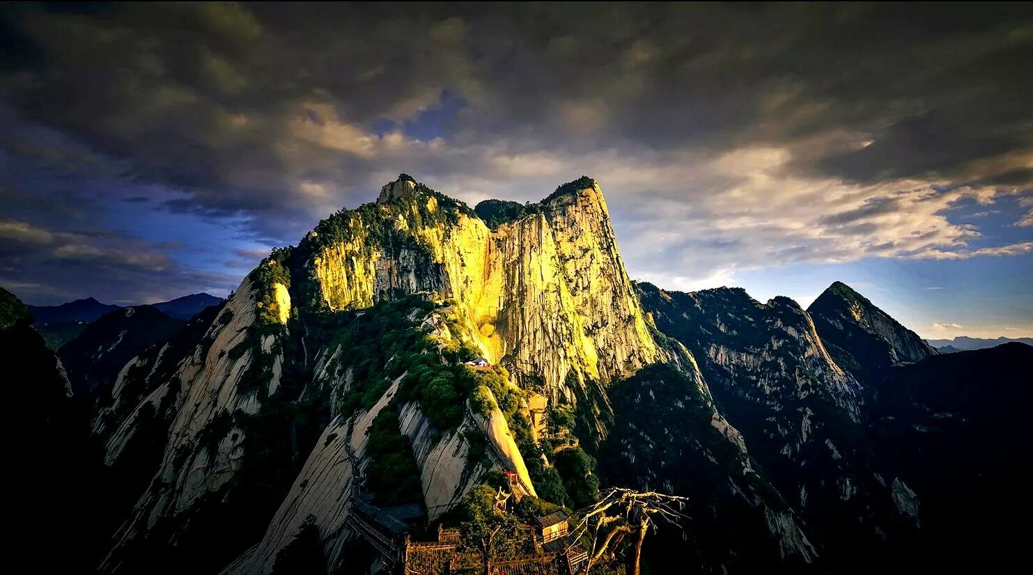 6 великих гор. Хуаншань горы в Шэньси. Гора Хуашань тропа. Легендарная гора Хуаншань. Горная тропа Хуашань.