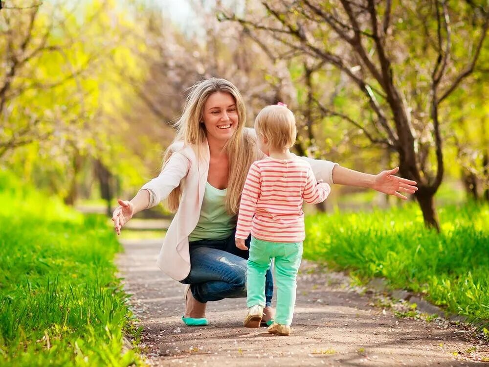 Дети на прогулке. Малыш улица мама. Фотосессия мама с коляской. Дети на прогулке. Женщина с ребенком.
