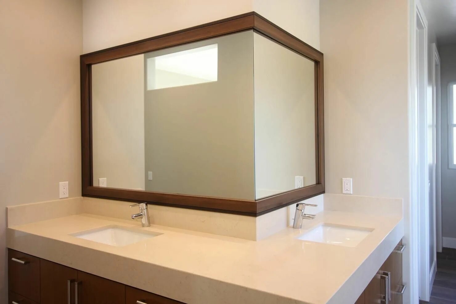 Угловое зеркало в ванной. Зеркало в ванную. Зеркало в интерьере ванной комнаты. Квадратное зеркало в ванную. Зеркало в раме в ванную комнату.