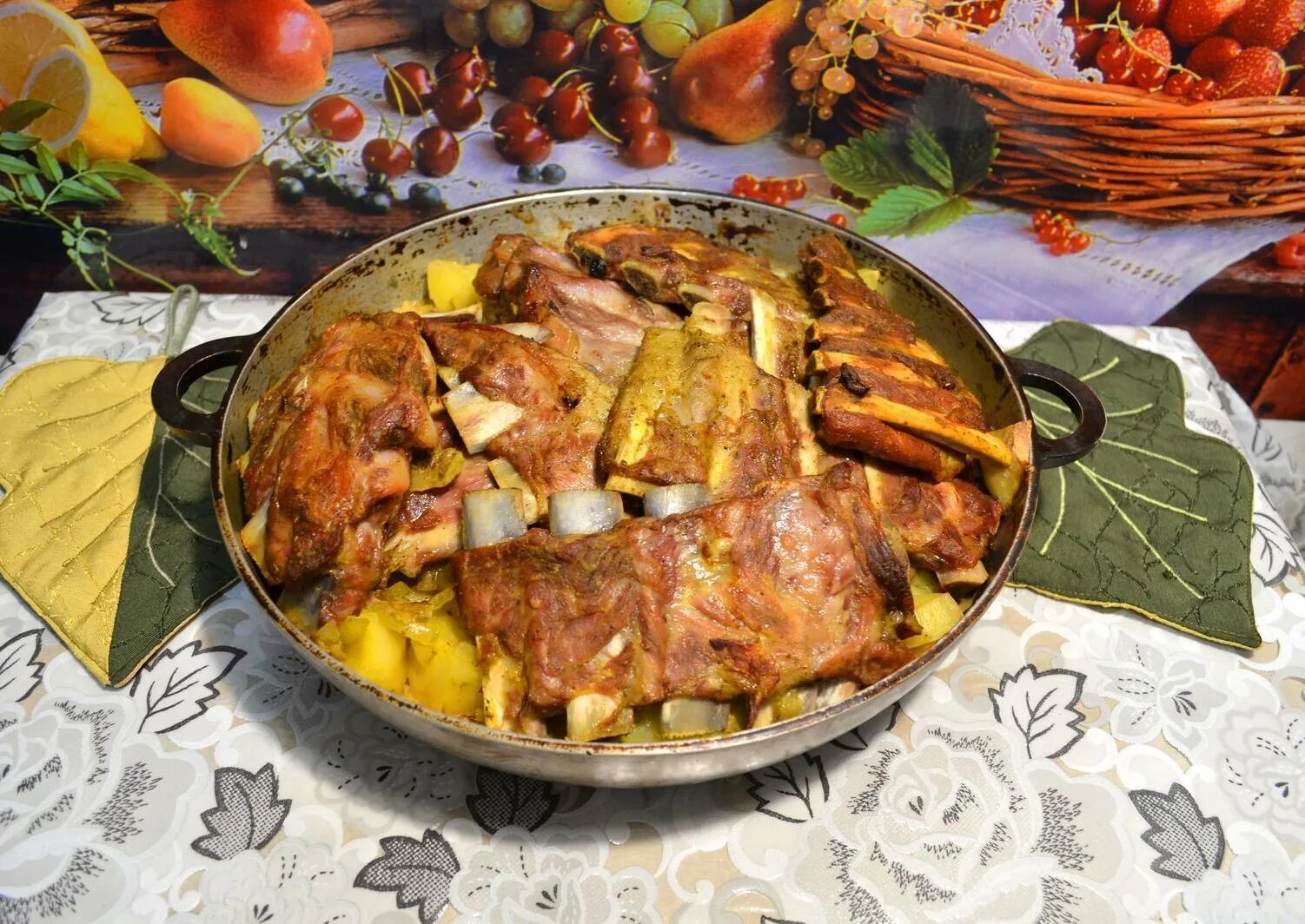 Свиные ребрышки с овощами в духовке рецепты. Блюда с ребрышками свиными. ужин с ребрышками свиными. свиные ребрышки с капустой. ужин из свинины и картошки.