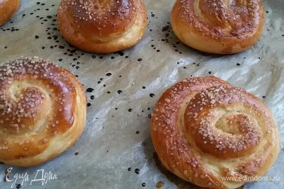 Булочка с посыпкой. Булочки с сахарной посыпкой. Булочка с посыпушкой. Сдобная булочка с посыпкой. Сахар для посыпки булочек