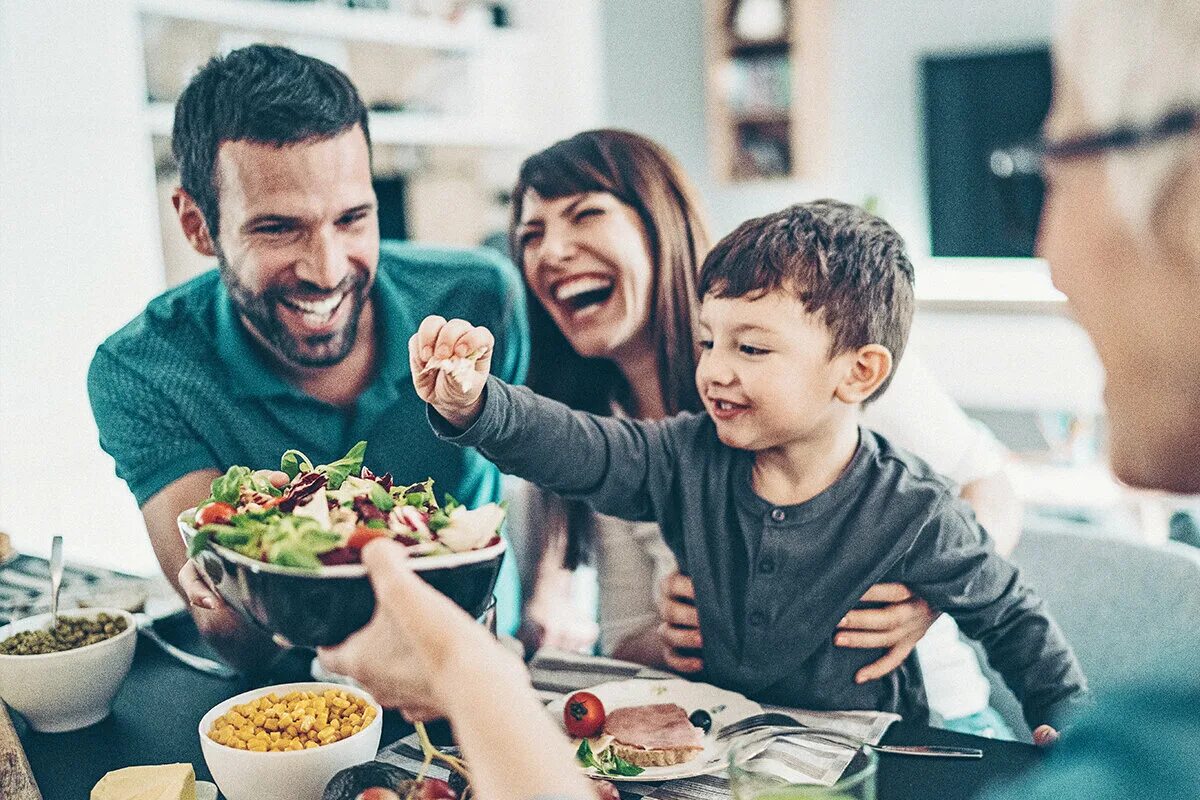 Family friend s food. Обед для всей семьи. Family friend s food. День благодарения семья за столом. Завтрак с семьей.