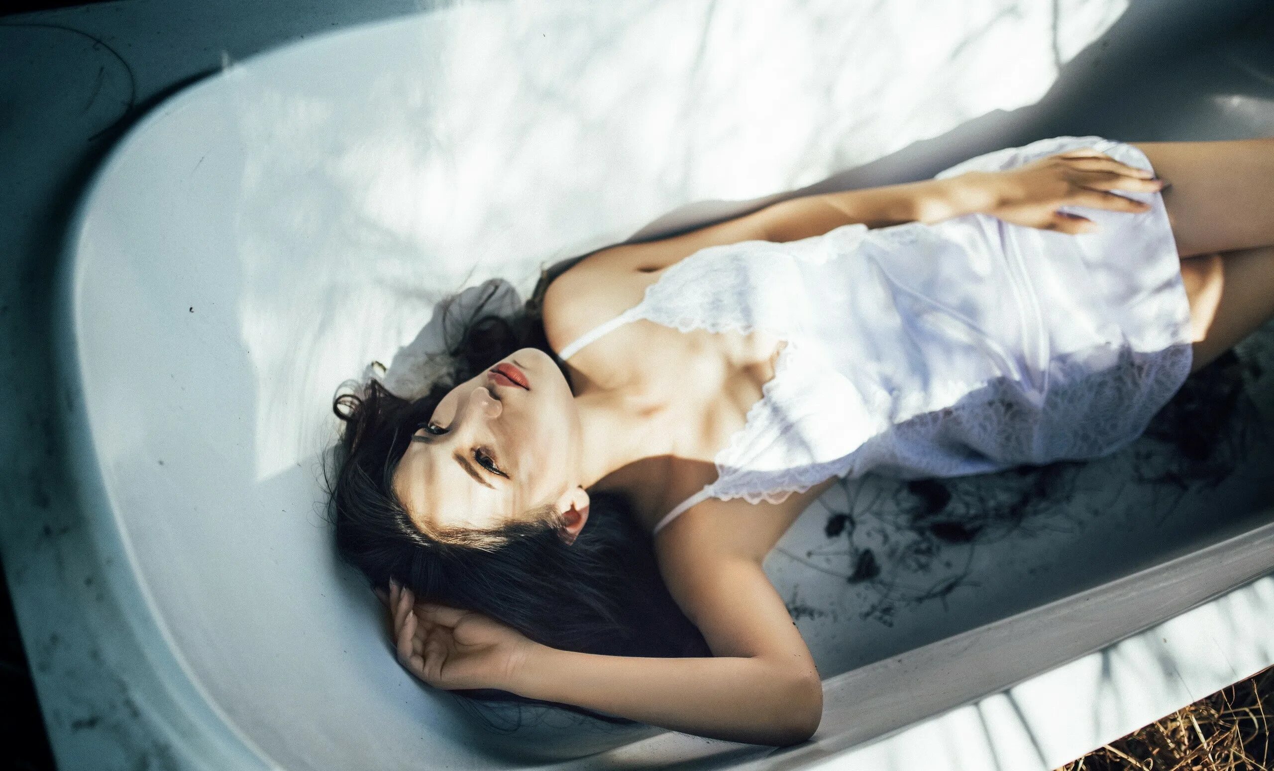 Блондинка с мокрыми волосами. Мокрая девушка ванной. Sarah scotford. Alena filinkova алена филинкова model. Девушка в прозрачной ванне.