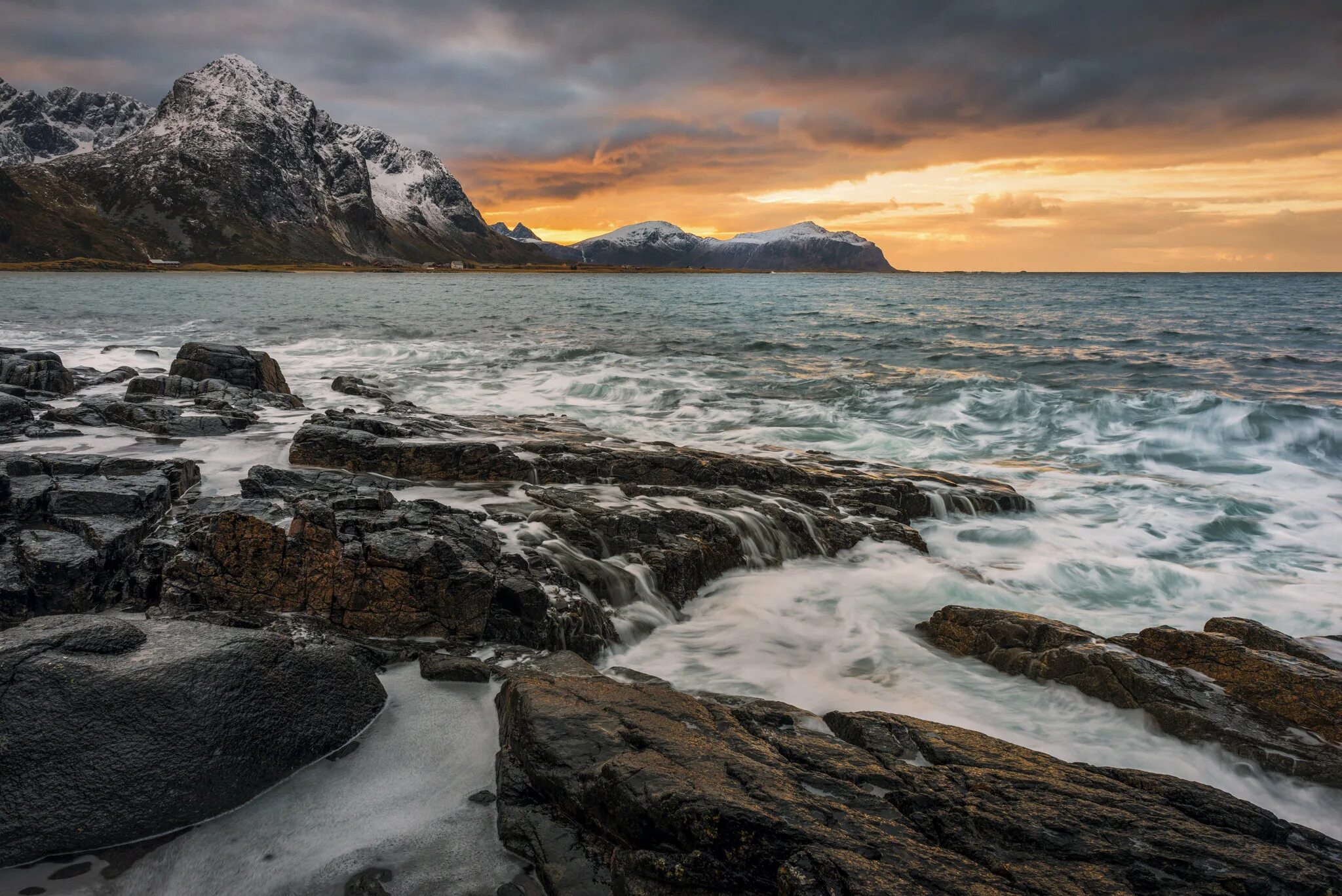 моря северной европы. остров лофотен норвегия. лофотенские острова, норвегия. скандинавское море. фьорды скандинавского полуострова.