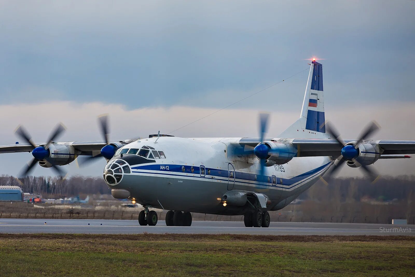 12 самолетов. Ан22 иан12. Самолет АН 12. Ан12 ВТС. АН-12 военно-транспортный самолёт.