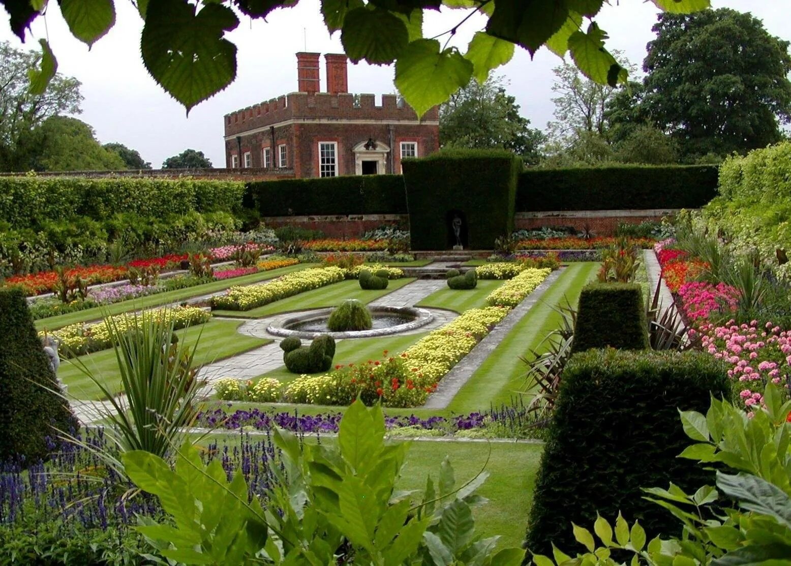 Самшит английский сад мюнхен. История ландшафтов. История ландшафтов. Топиарное искусство версаль франция. Историческое ландшафтоведение.