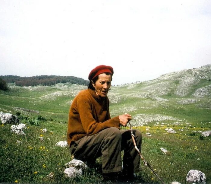 Вирджины. Вирджины в черногории. вирджины на балканах. бурнеша в албании. вирджины девушки.