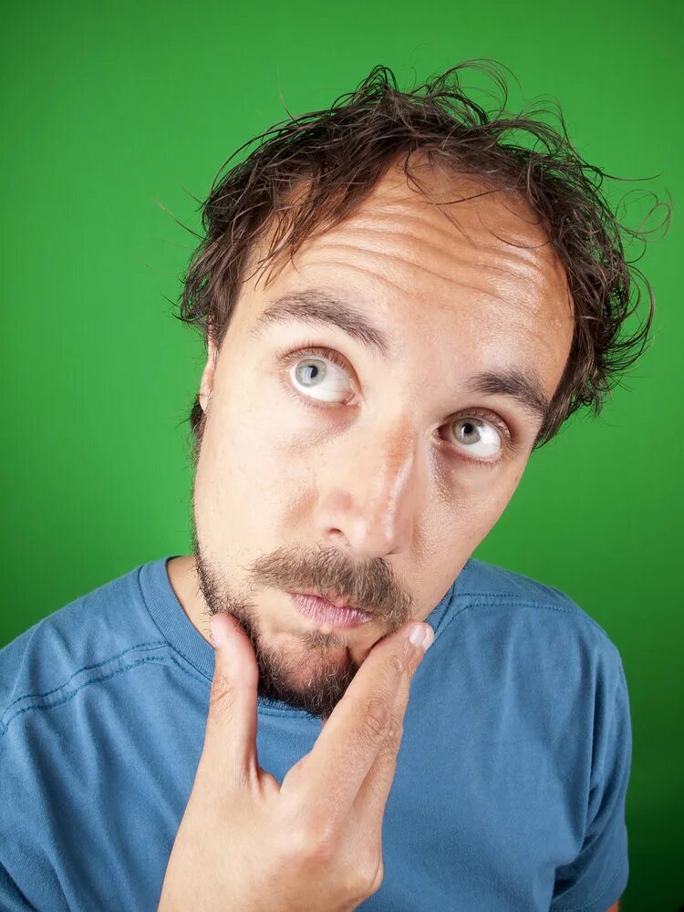 Задумчивый мужчина. Потирает подбородок. Жесты размышления и оценки. Гладить подбородок. Котика гладят.