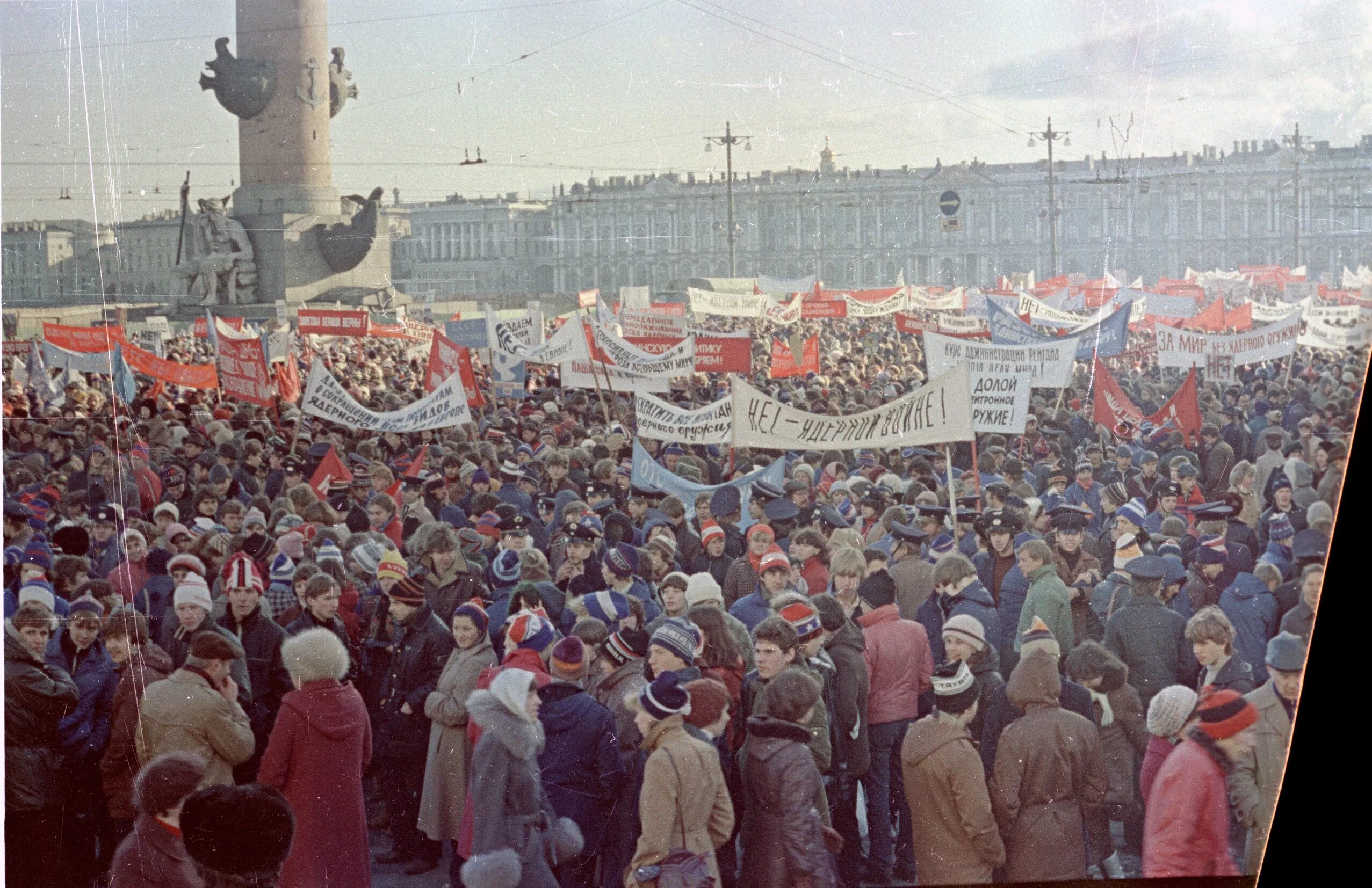 Первомайская демонстрация в СССР Ленинград. Первомай в Ленинграде. Демонстрации в 80 е годы. Антивоенные демонстрации в СССР. Перестройка фронта