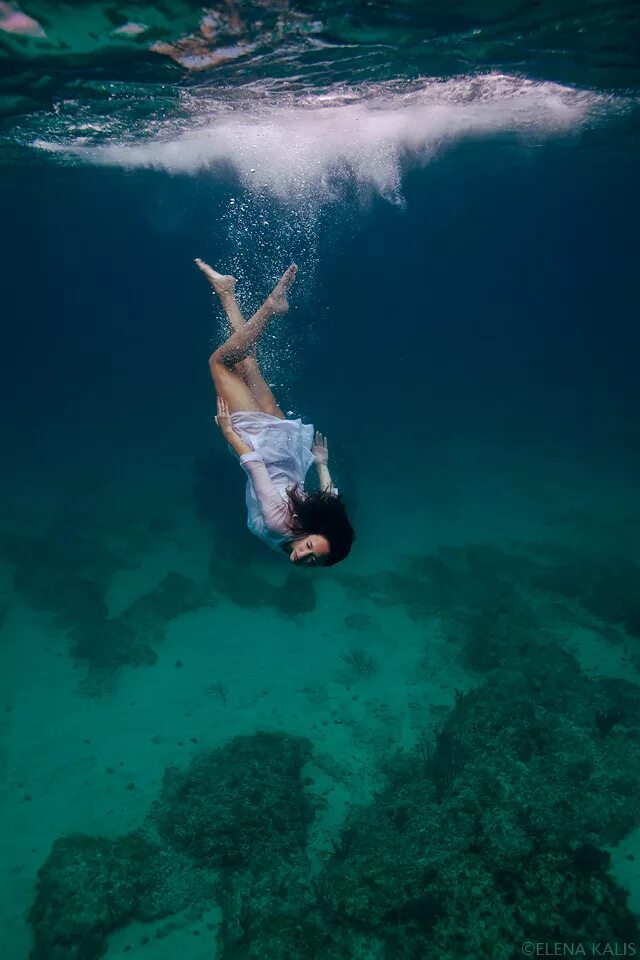 человек под водой. погружение в воду. девушка лежит в воде. девушка тонет в воде. девушка под водой.