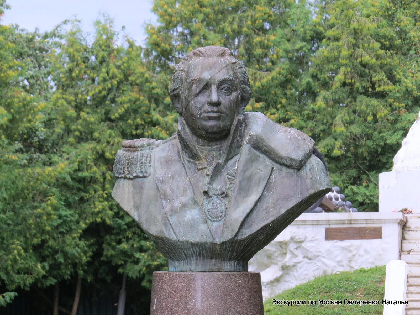 Статуя кутузова в малоярославце. Кутузов малоярославец. Малоярославец памятники 1812. Памятник кутузову в малоярославце. И.