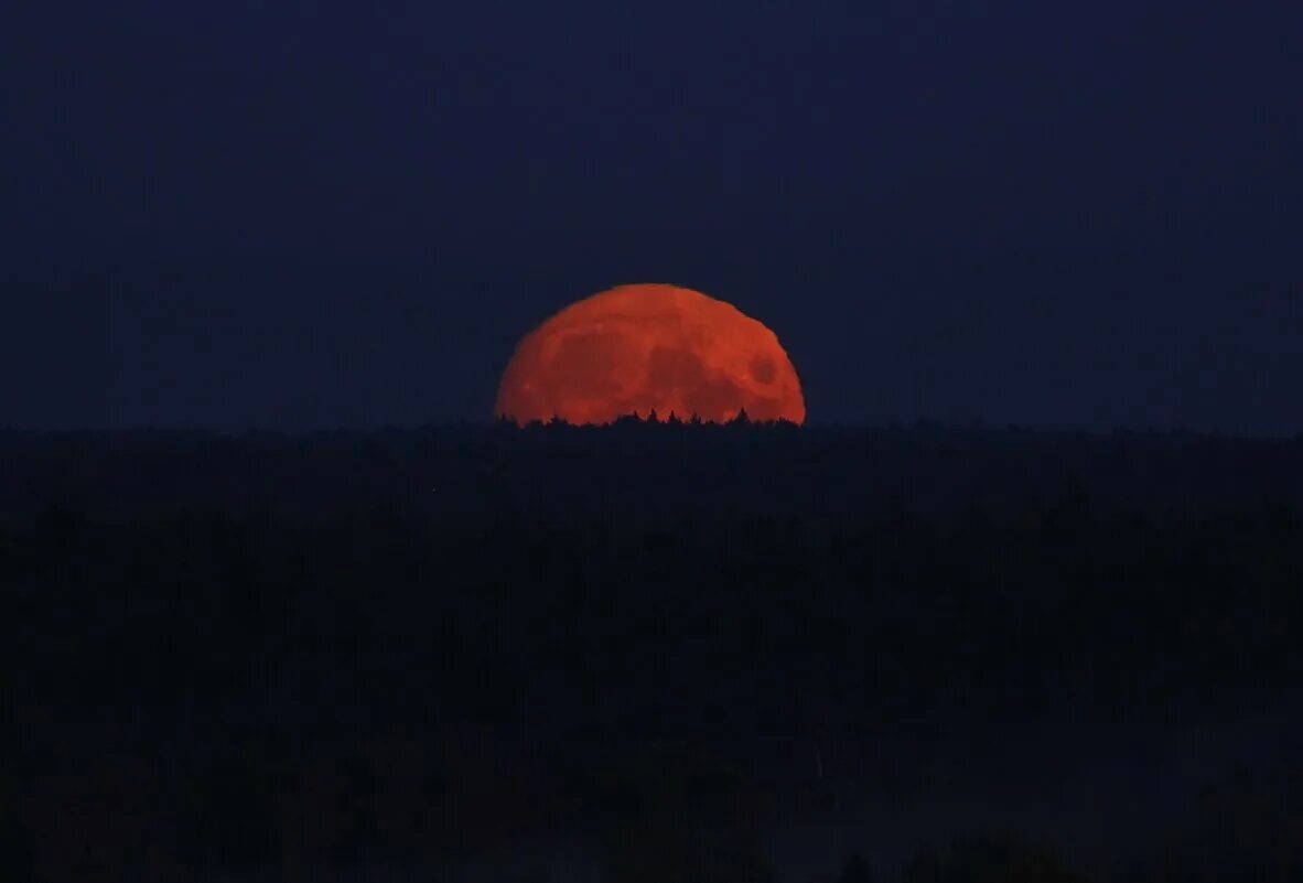 Во сколько восход луны. Восход Луны. Восход Луны цвет. Неестественный Восход Луны. Восход Луны в Ульяновске.