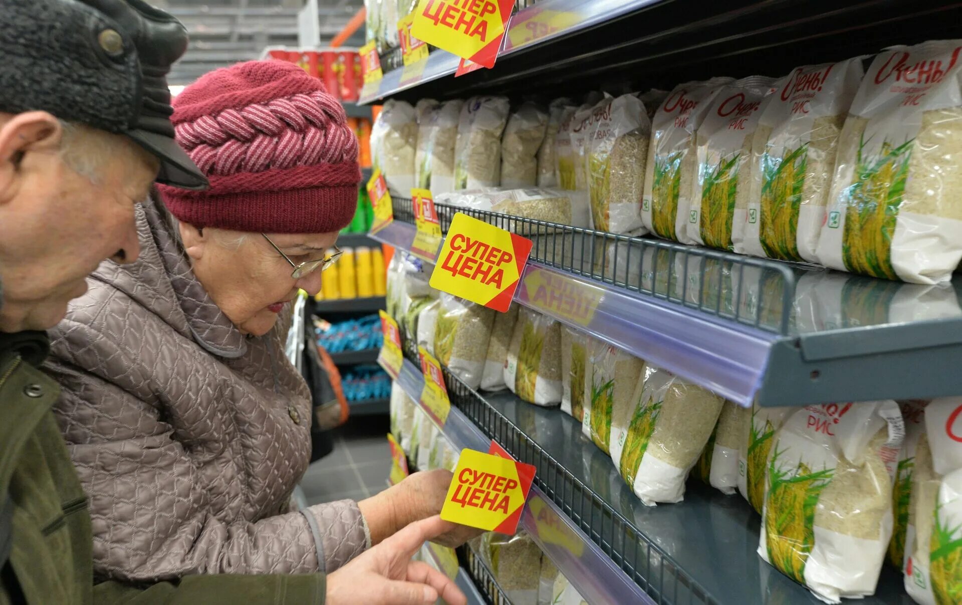 Пенсионеры в магазине. Пенсионерка в магазине. Пенсионеры в продуктовом магазине. Бабка в магазине. Социальные сети беларуси