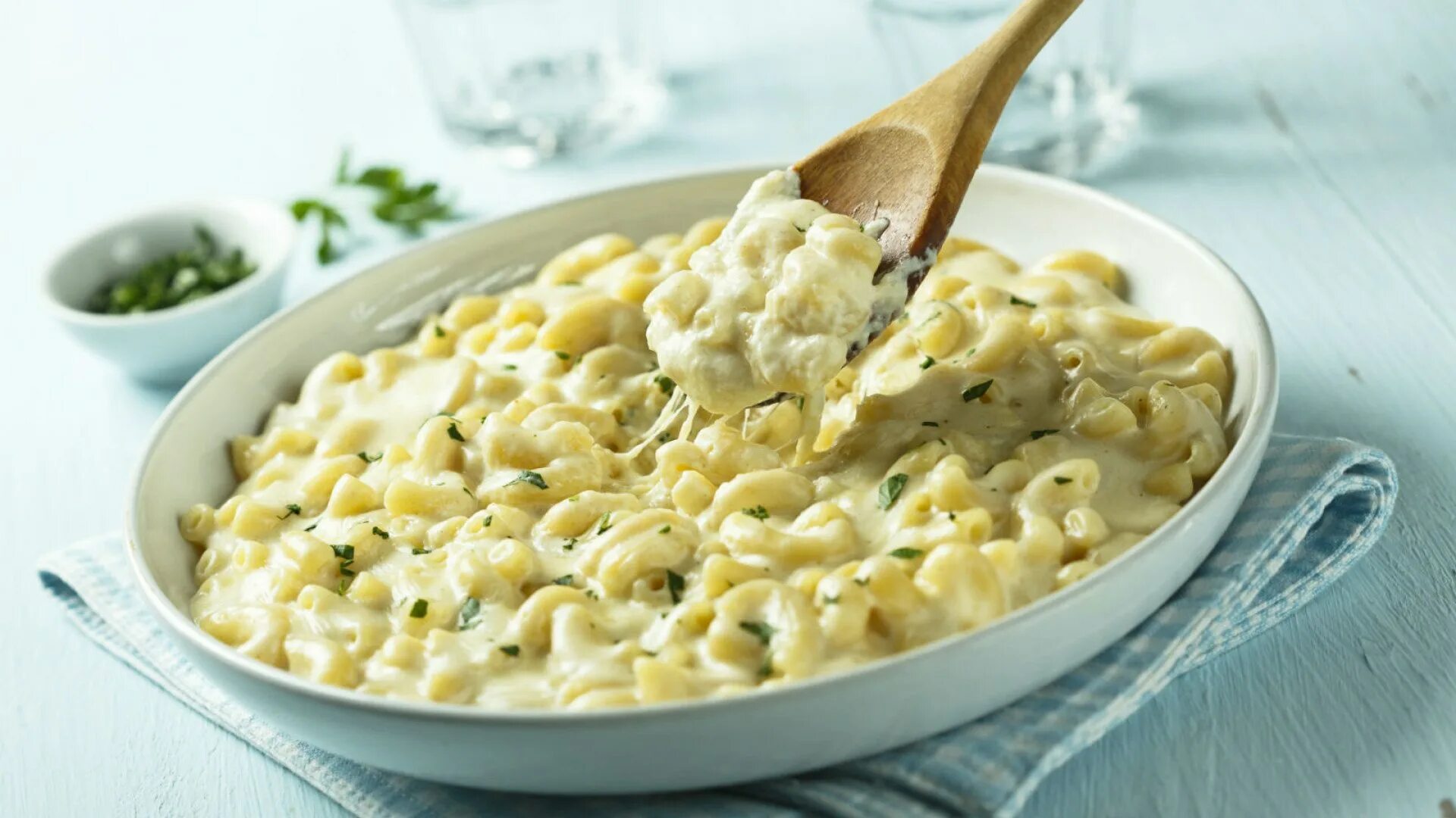 Рожки под сыром. Макароны с сыром. макароны с сырным соусом. спагетти с сыром. паста с сырным соусом.