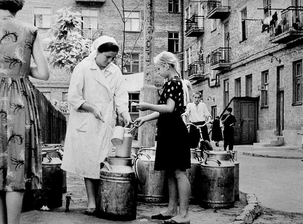 Человек идет за хлебом. Ретро СССР. Жанровая фотография. Советские люди. Девочка с бидоном СССР,.