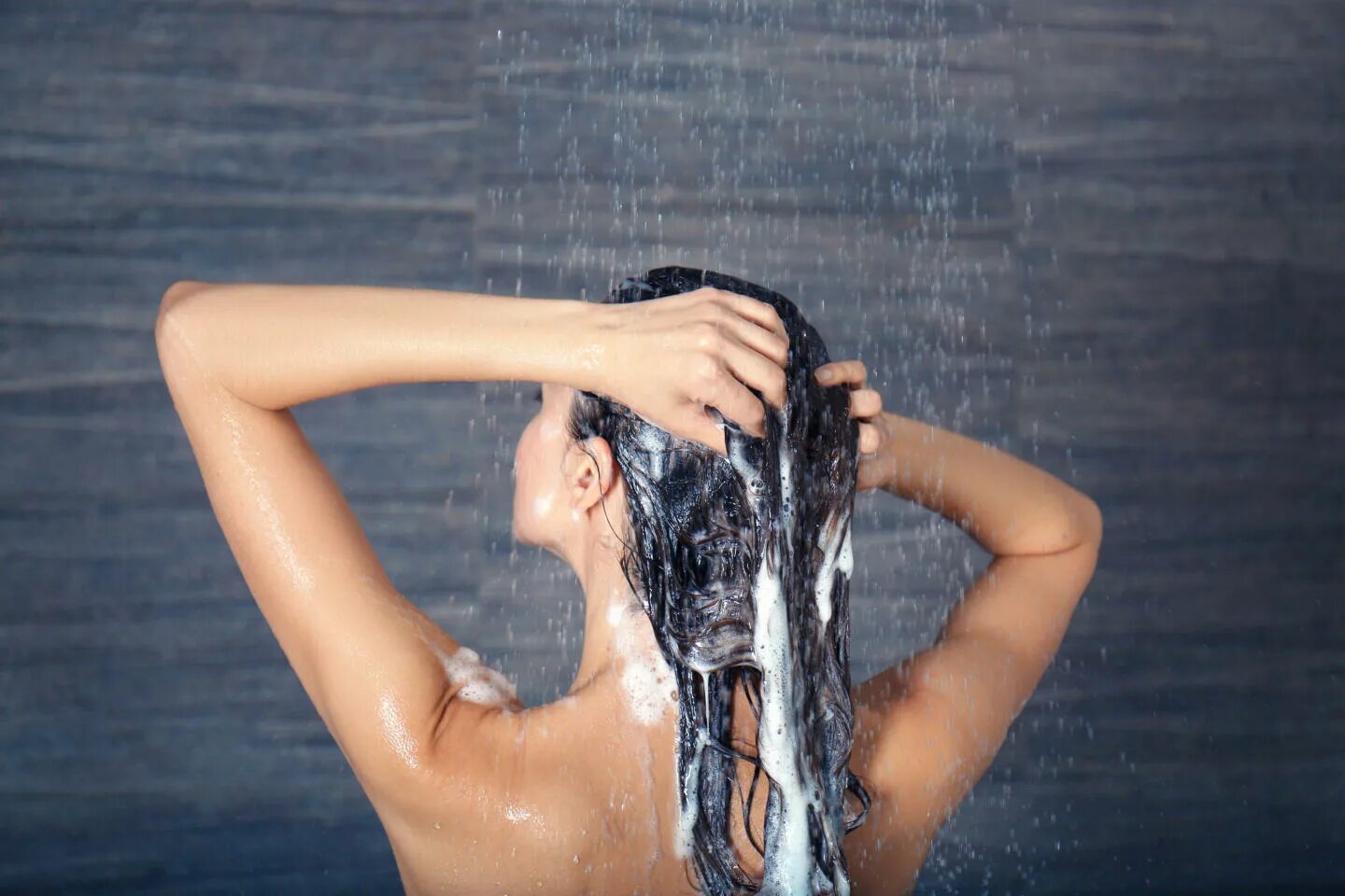 Мытье волос. Волосы в душе. Мытье волос красивая девушка. Красивые волосы в душе.