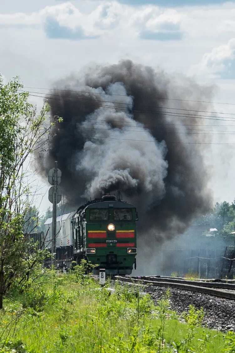 Л черный дым. Тепловоз 2тэ116 дымит. Тепловоз 2тэ10 дымит. Тепловоз 2тэ116 черный дым. 2 ТЭ 10 М черный дым.